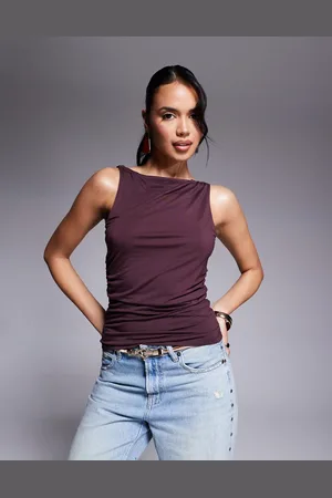 Tala Top rojo fruncido con cuello barco 365 de