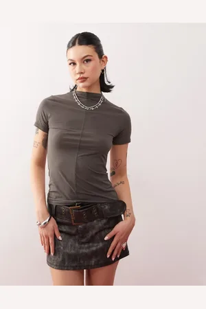 Weekday Top con detalle de costura delantera y cuello subido de