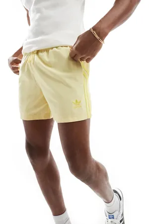 adidas Shorts de baño de 5" amarillos con 3 rayas Adicolor de