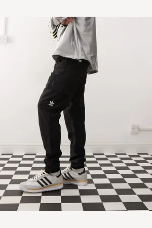 adidas Pantalones cargo negros básicos con detalle de trébol de tejido liso Trefoil Essentials de