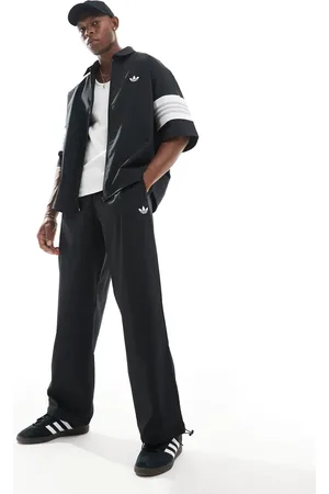 adidas Pantalones negros de estilo baloncesto de tejido liso de