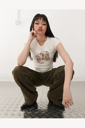Noisy May Camiseta blanca con diseño encogido y estampado flocado de botas y texto "Cowgirl" de