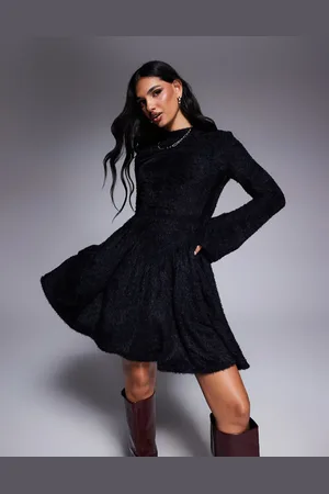 ASOS Vestido corto con cuello alto y cintura baja en forma de pico de punto mullido de