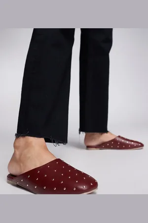 Public Desire Mules vino planas con tachuelas Camille de
