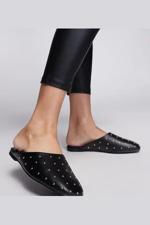 Public Desire Mules negras planas con tachuelas Camille de