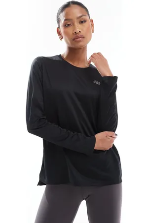 New Balance Camiseta negra de manga larga Sport Essentials de