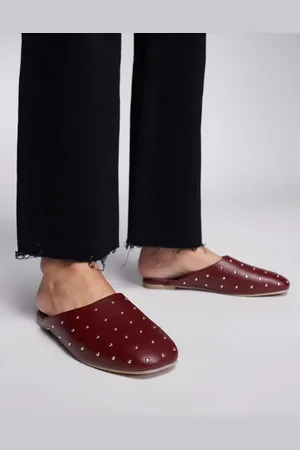 Public Desire Mules vino planas con tachuelas Camille de