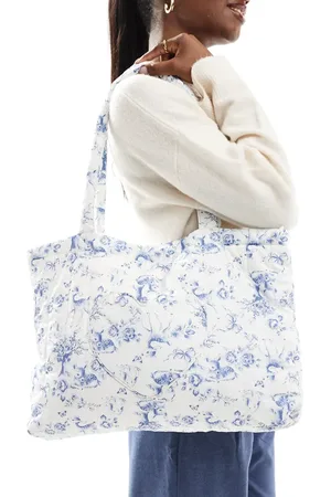 Hollister Bolso de viaje grande azul con estampado floral y detalle de corazón de