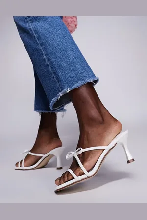 Public Desire Sandalias blancas de tacón bajo con lazo Asuka de