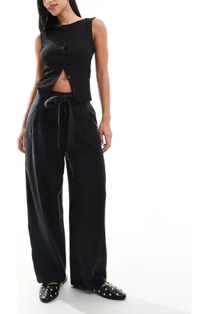 ASOS Pantalones capri negros con cinturón de tejido suave de