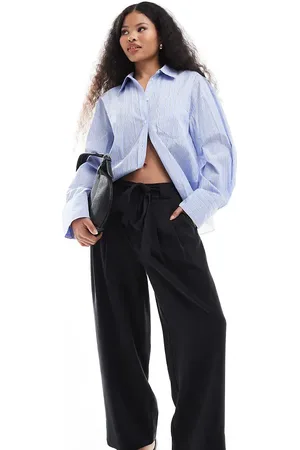 ASOS Pantalones capri negros con cinturón de tejido suave de Petite