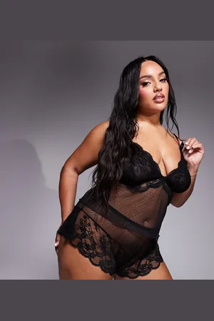 ASOS Conjunto de top de tirantes y pantalones cortos de encaje Lola de ASOS DESIGN Curve
