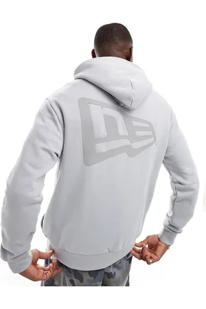 New Era Sudadera negra con capucha y estampado de logo en la espalda de