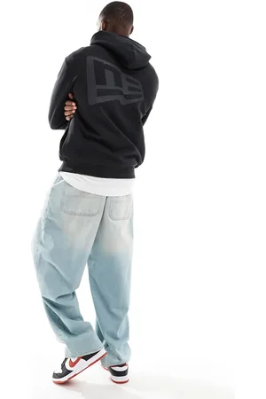 New Era Sudadera negra con capucha y estampado de logo en la espalda de
