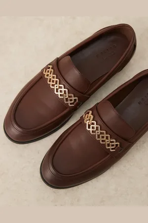 ASOS Mocasines clásicos marrones con herraje dorado de