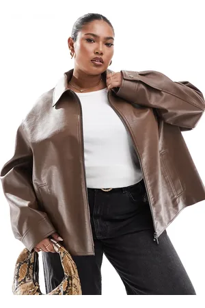 ASOS Chaqueta Harrington marrón con cremallera delantera de tejido efecto cuero de ASOS DESIGN Curve