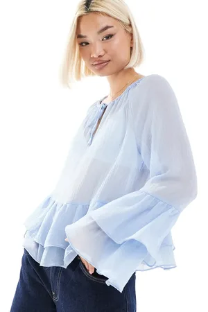 Pieces® Blusa azul pálido de estilo boho con detalle de volantes de tejido transparente de