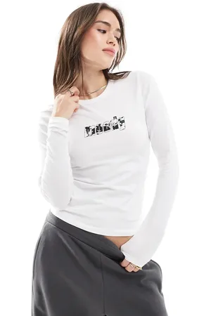 JJXX Camiseta blanca de manga larga con estampado de texto "Moody" y fondo de vaca Gigi de
