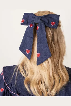 Sister Jane Lazo para el cabello azul con corazones bordados de denim de