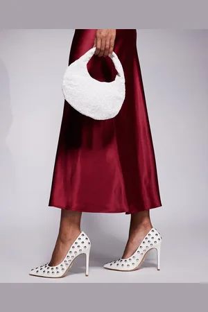 Steve Madden Zapatos de salón blancos con tachuelas de cúpula y puntera fina Thrives-S de