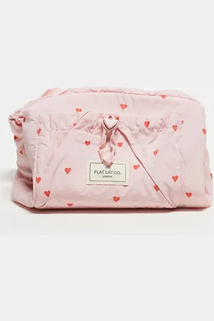 Flat Lay Company Neceser rosa con estampado de corazones y cordón ajustable de The Flat Lay Co.