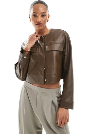 ASOS Chaqueta corta marrón sin solapas de tejido efecto cuero de -Sin color