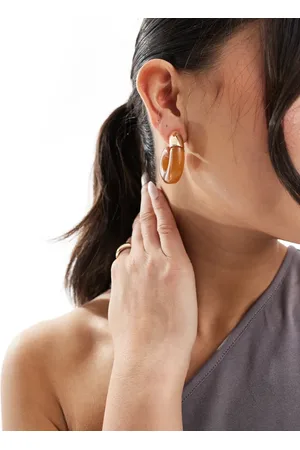 ASOS Pendientes de aro dorados con diseño marrón de resina de