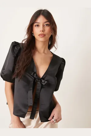ASOS Blusa negra con lazada delantera y diseño estructurado de satén de