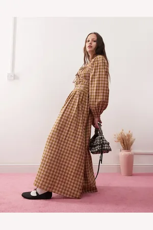 Reclaimed Vestido largo amarillo y rosa a cuadros con detalles fruncidos y lazadas en la parte delantera de