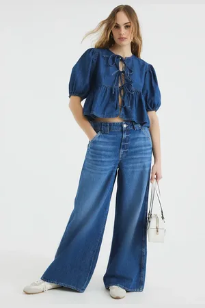 River Island Top vaquero azul medio con mangas abullonadas de