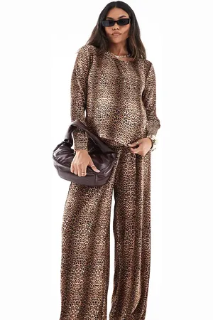 Mama;licious Pantalones plisados de pernera ancha con estampado de leopardo de Mamalicious Maternity (parte de un conjunto)-Multicolor