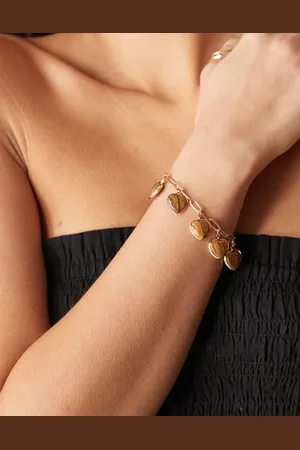 ASOS Pulsera dorada con charms en forma de corazón de ojo de tigre de imitación de
