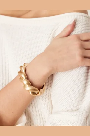 ASOS Pulsera rígida dorada con diseño retorcido y acabado cepillado de