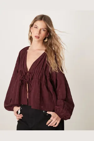 ASOS Blusa escotada con detalle de lazada de tejido texturizado de -Morado