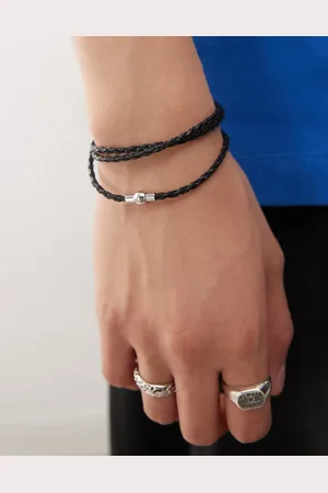 FADED FUTURE Pulsera negra con diseño envolvente de cuero sintético de