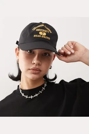 COLLUSION Gorra negra con bordado y detalle estampado de