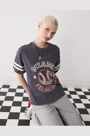 Monki Camiseta negra extragrande con diseño universitario de
