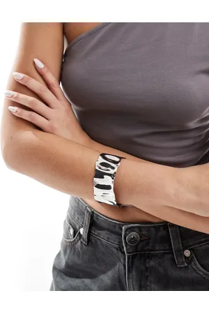 ASOS Pulsera plateada ancha abierta con diseño repujado efecto fundido de