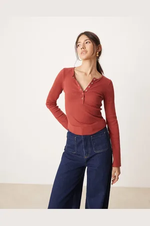 Miss Selfridge Top rojo intenso de manga larga con cuello panadero y botones de presión de