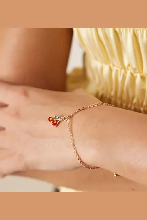 DesignB London Pulsera dorada con charm de cereza de
