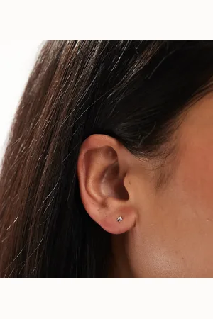 Kingsley Ryan Pendientes de botón pequeños con diseño de estrella abombada de plata de ley de