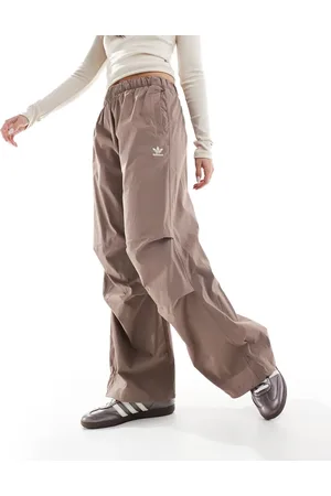 adidas Pantalones marrones de estilo paracaidista de tejido antidesgarros Essentials de -Marrón
