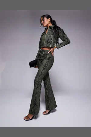 Liquor N Poker Pantalones de campana caquis de talle alto con estampado de serpiente de -Verde