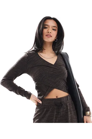 VERO MODA Top marrón melange con parte delantera cruzada de punto liso de (parte de un conjunto)