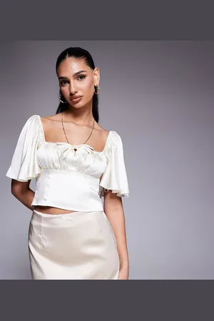 Kaiia Top color crema de estilo mesonera con mangas fluidas y pecho fruncido de satén exclusivo de