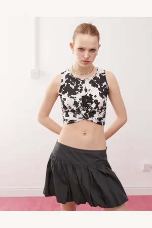 Noisy May Top corto con estampado de vaca y detalle retorcido en la parte delantera de