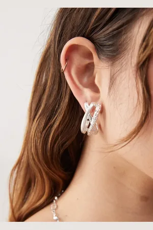 Reclaimed Pendientes de aro plateados con diseño retorcido de
