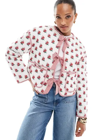 The Frolic Chaqueta color crema acolchada reversible con lazos en la parte delantera, estampado floral y rayas rojas exclusiva de -Multicolor