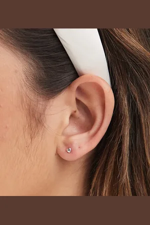 Kingsley Ryan Pendientes de botón pequeños con diseño de corazón abombado de plata de ley de