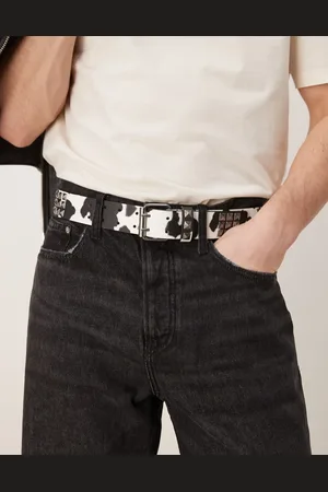 ASOS Cinturón con estampado de piel de vaca y tachuelas de cuero sintético de